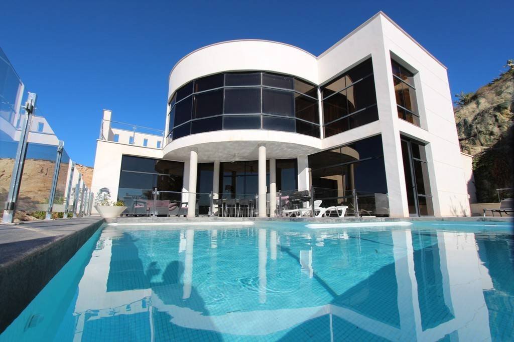 Exklusive Luxusvilla mit Meerblick, Pool und modernem Design