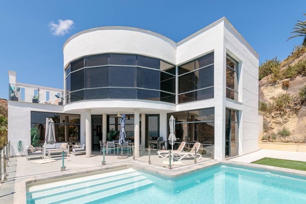 Exklusive Luxusvilla mit Meerblick, Pool und modernem Design