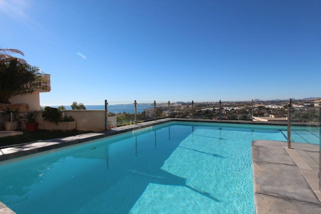 Exklusive Luxusvilla mit Meerblick, Pool und modernem Design