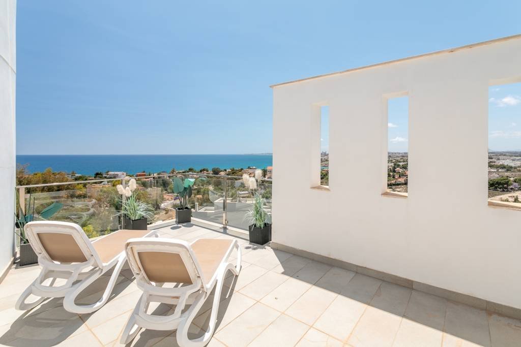 Exklusive Luxusvilla mit Meerblick, Pool und modernem Design