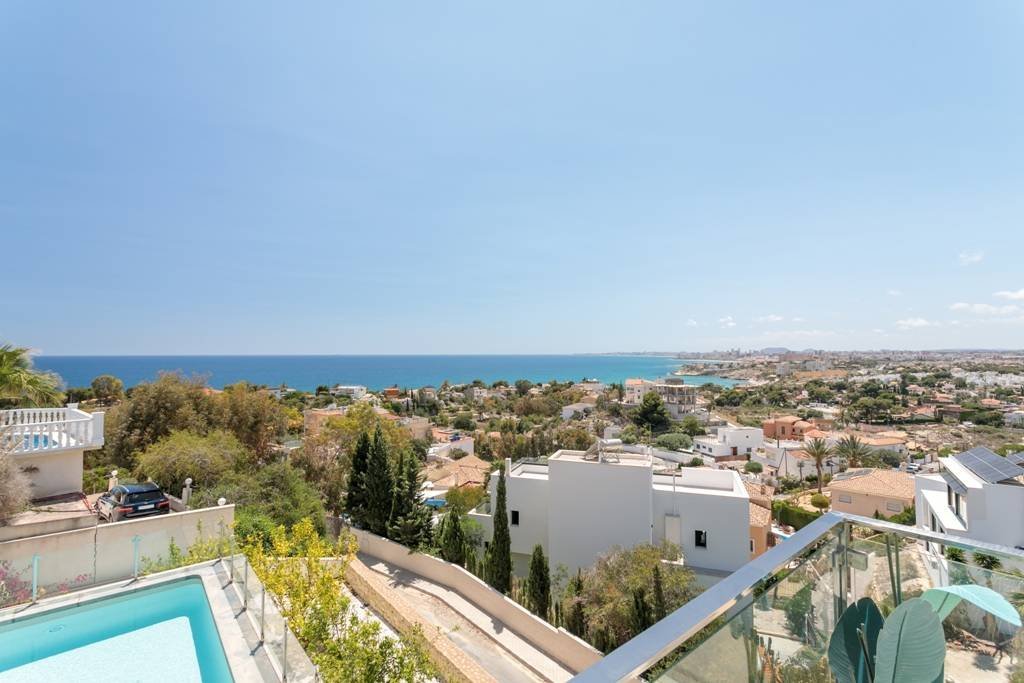 Exklusive Luxusvilla mit Meerblick, Pool und modernem Design