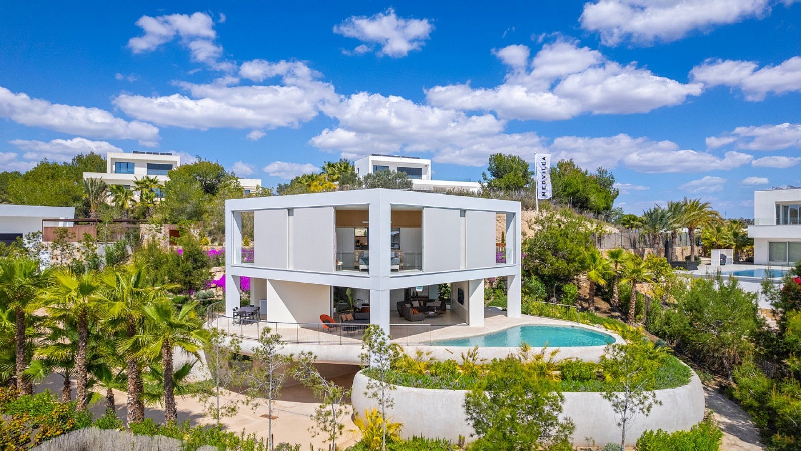 Designvilla mit Untergeschoss & eigenem Pool