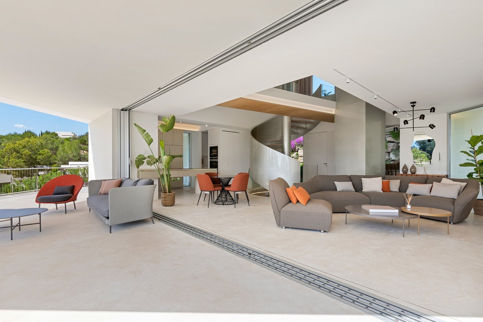 Designvilla mit Untergeschoss & eigenem Pool