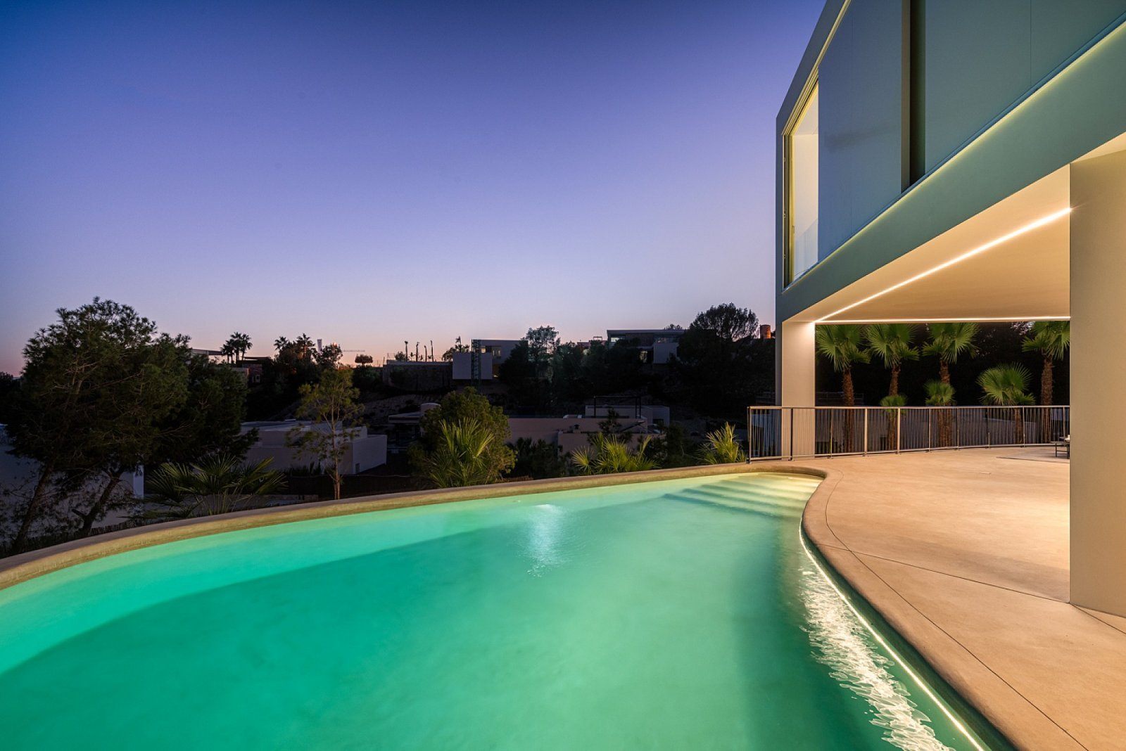 Designvilla mit Untergeschoss & eigenem Pool