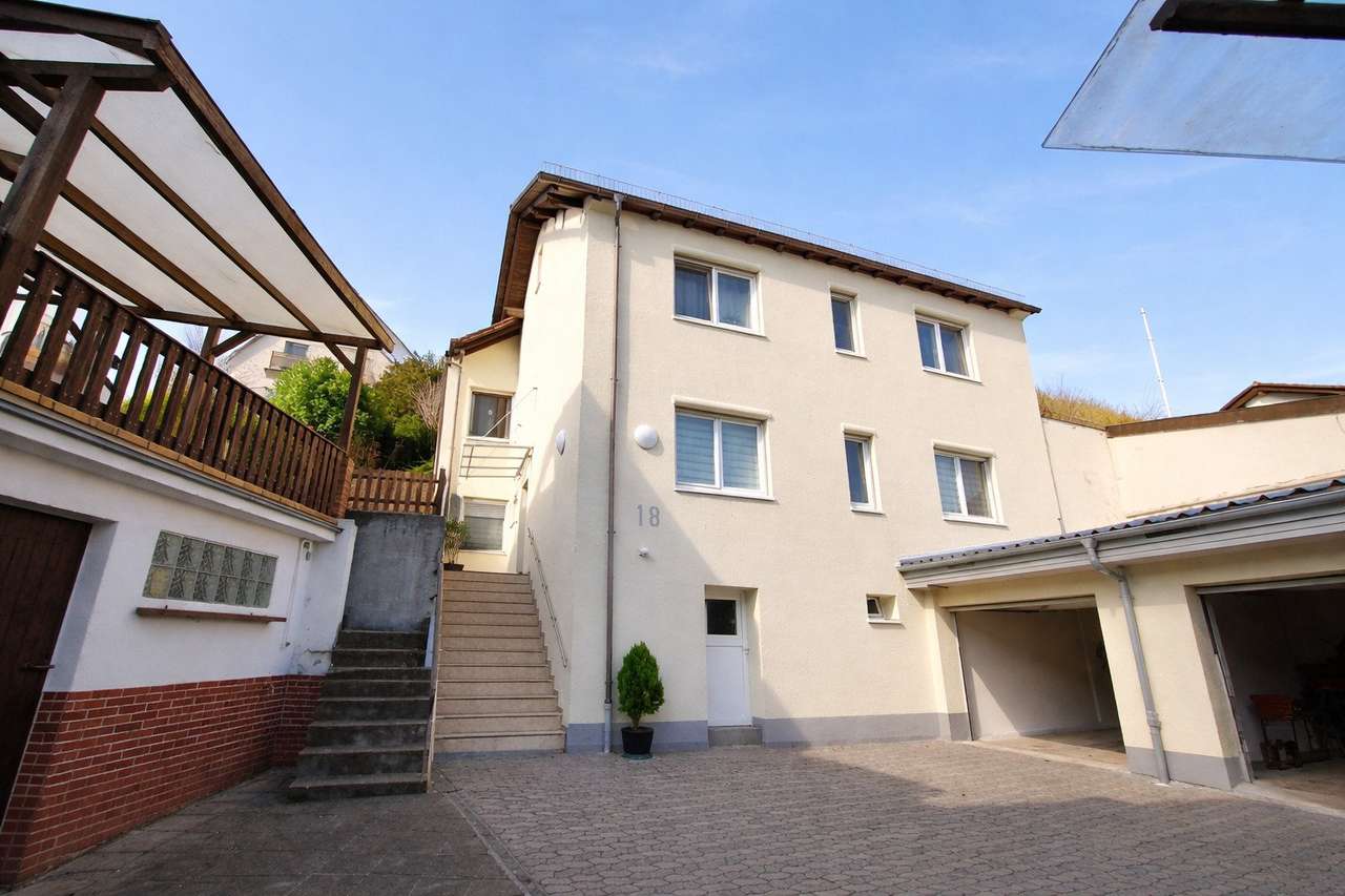 Modernisiertes Zweiparteienhaus in Kirschhausen, eine Wohneinheit frei werdend.