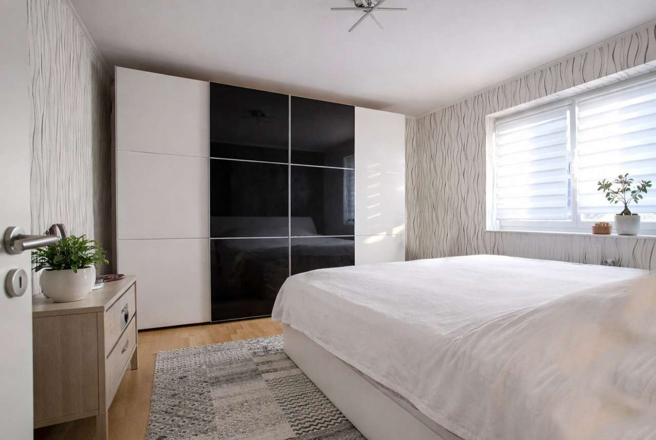 Modernisiertes Zweiparteienhaus in Kirschhausen, eine Wohneinheit frei werdend.