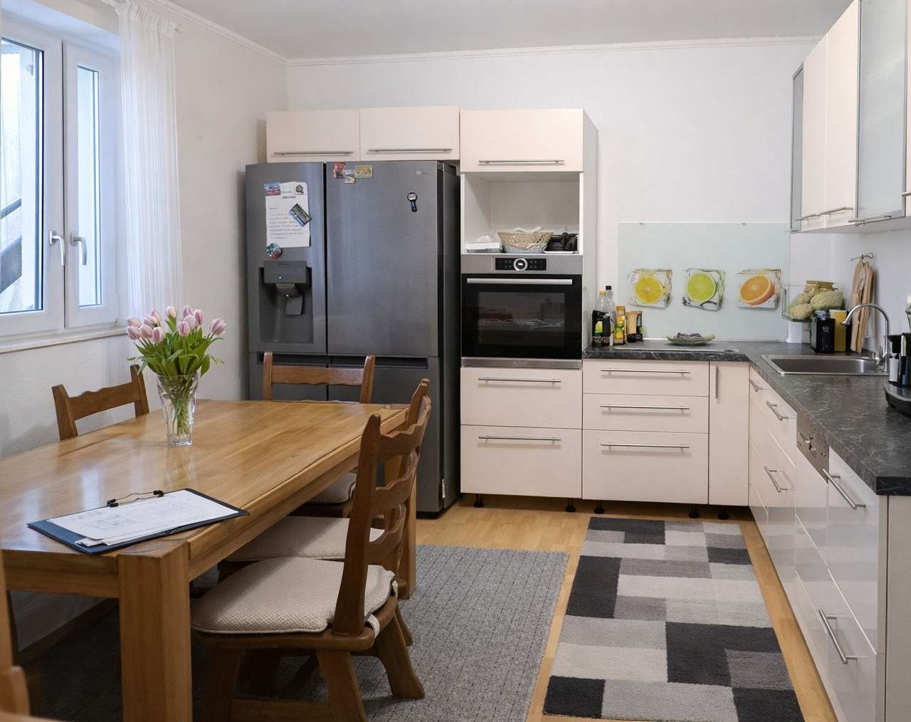 Modernisiertes Zweiparteienhaus in Kirschhausen, eine Wohneinheit frei werdend.