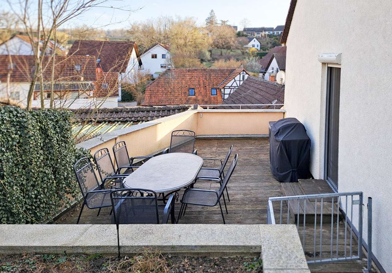 Modernisiertes Zweiparteienhaus in Kirschhausen, eine Wohneinheit frei werdend.