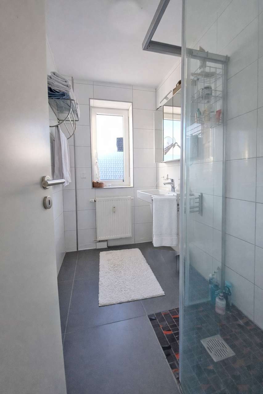 Modernisiertes Zweiparteienhaus in Kirschhausen, eine Wohneinheit frei werdend.