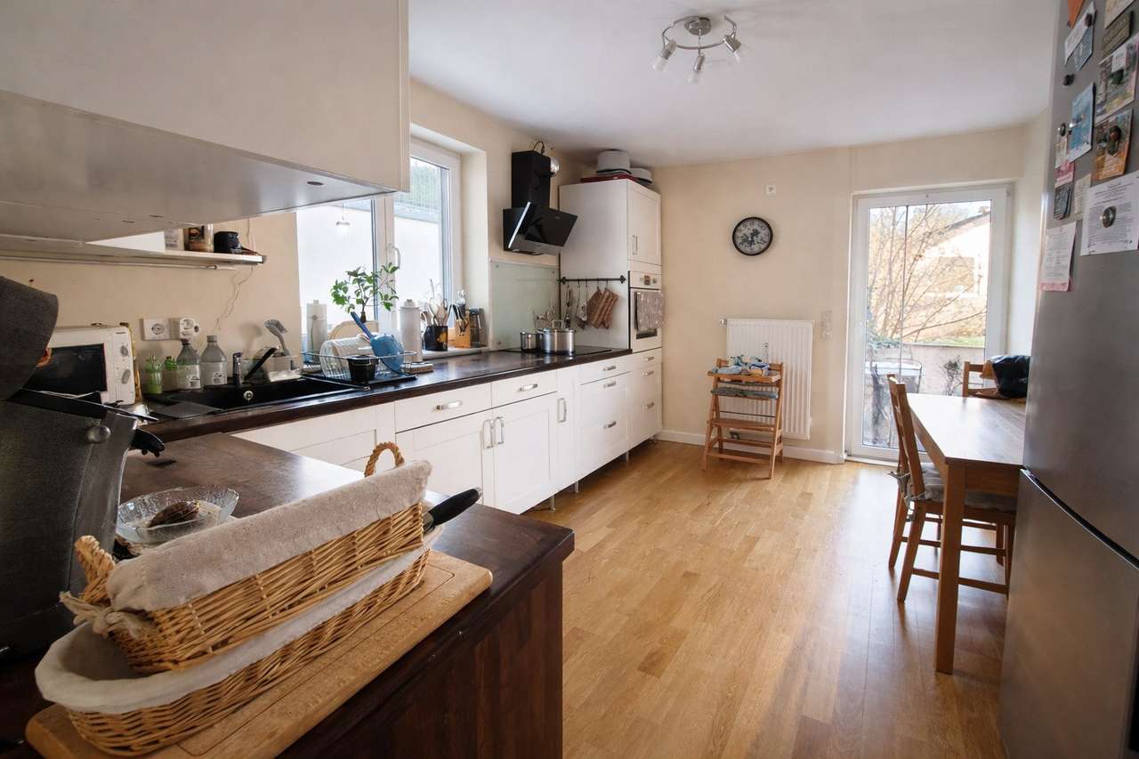 Modernisiertes Zweiparteienhaus in Kirschhausen, eine Wohneinheit frei werdend.