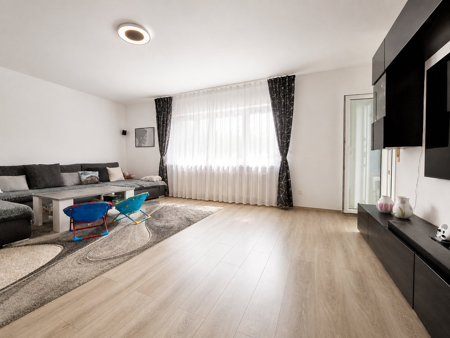 Erdgeschosswohnung mit Wintergarten und Garten