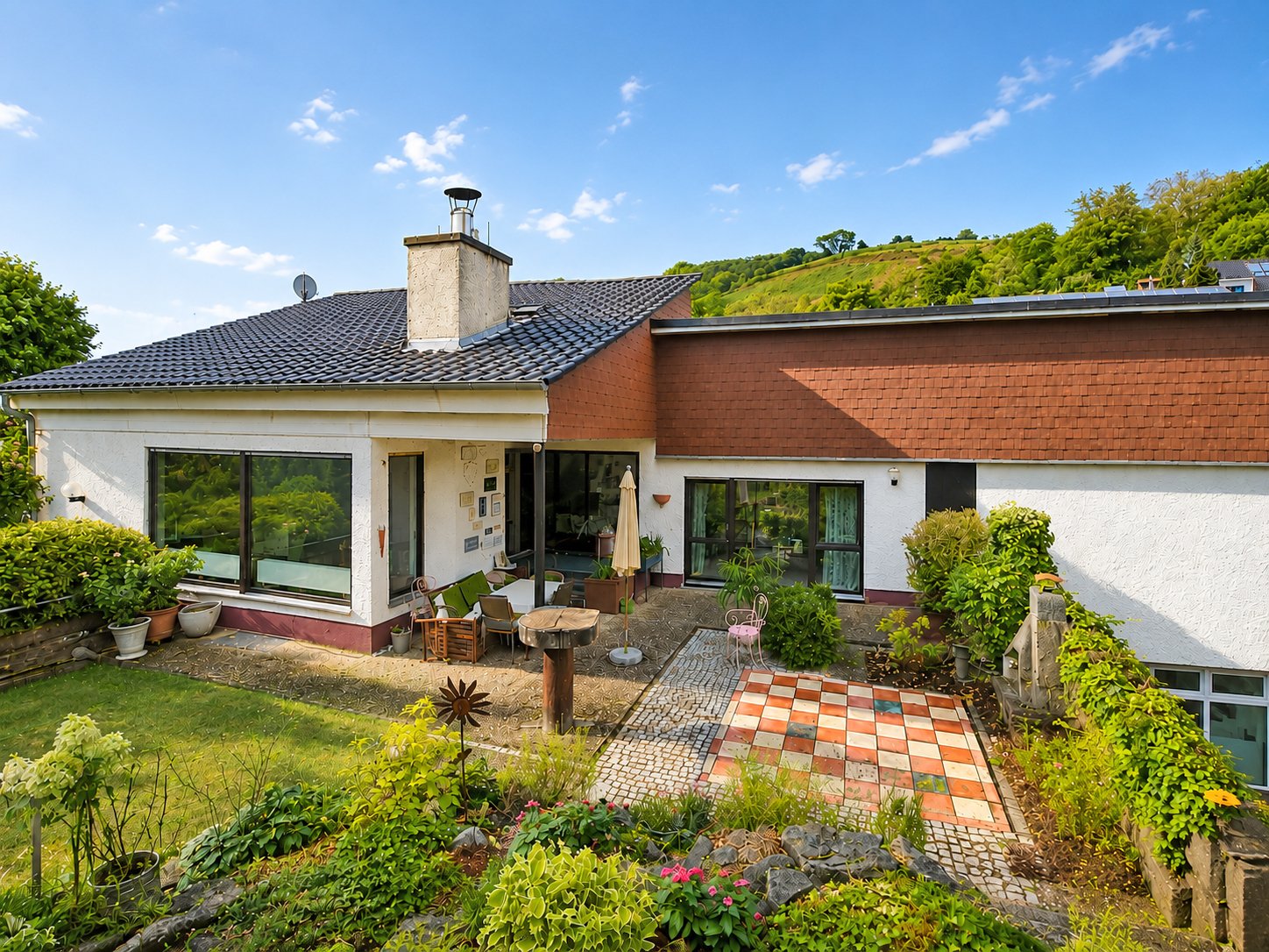 Architektenhaus mit traumhaftem Garten in Top Lage. (Wohnfläche 215m² + ausgebaute 75m² )
