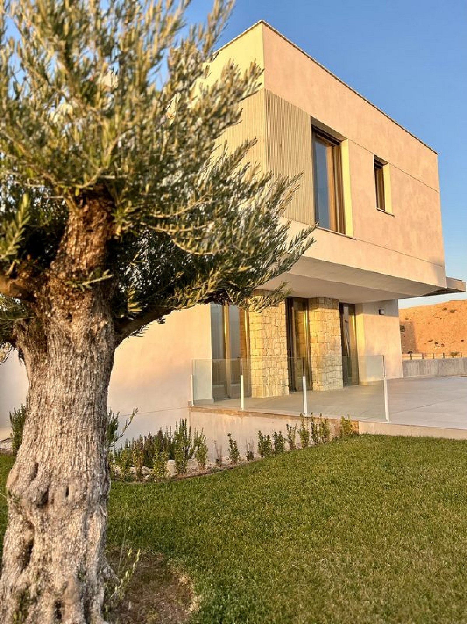 Exklusive Neubauvilla mit Meer- und Bergblick