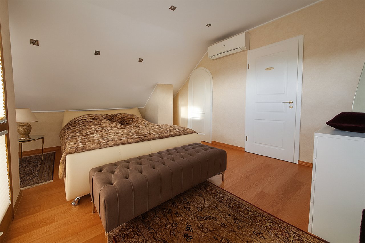 Schlafzimme mit Balkon und Klimaanlage