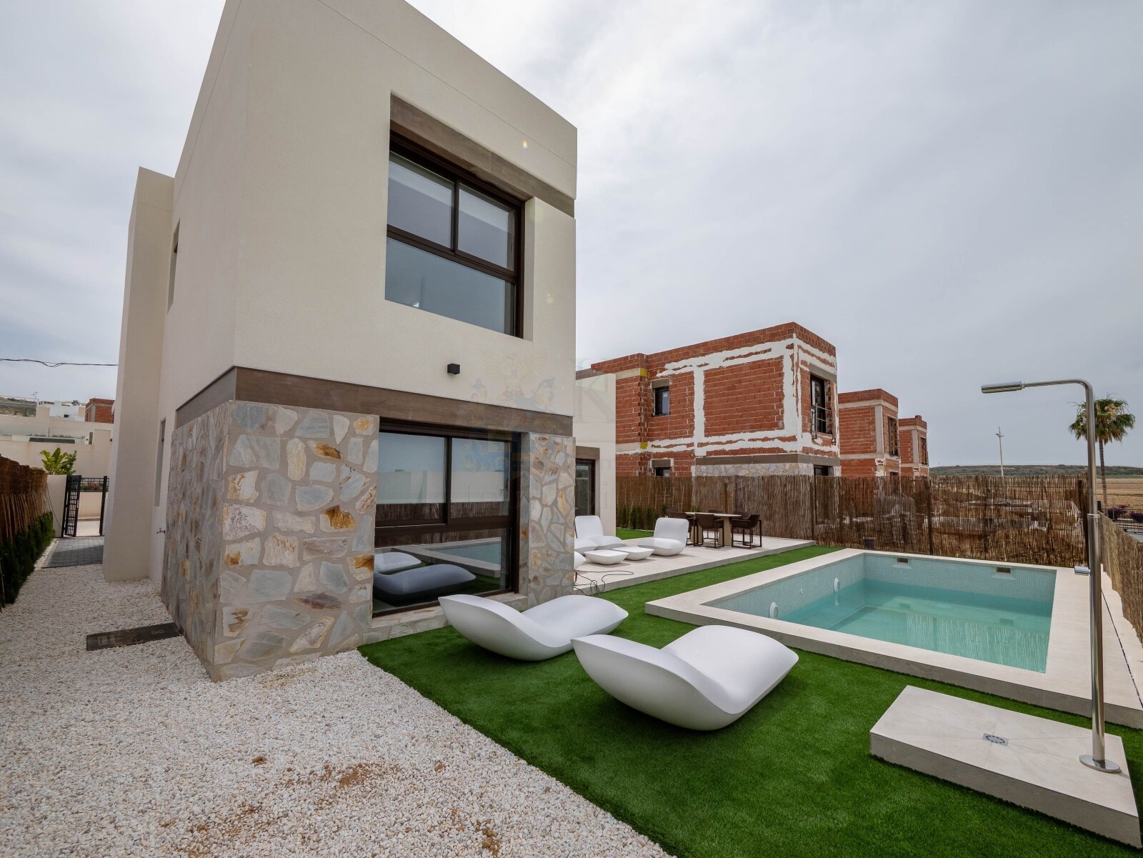 Algorfa: Moderne Neubau-Villa mit Pool und hochwertiger Ausstattung 