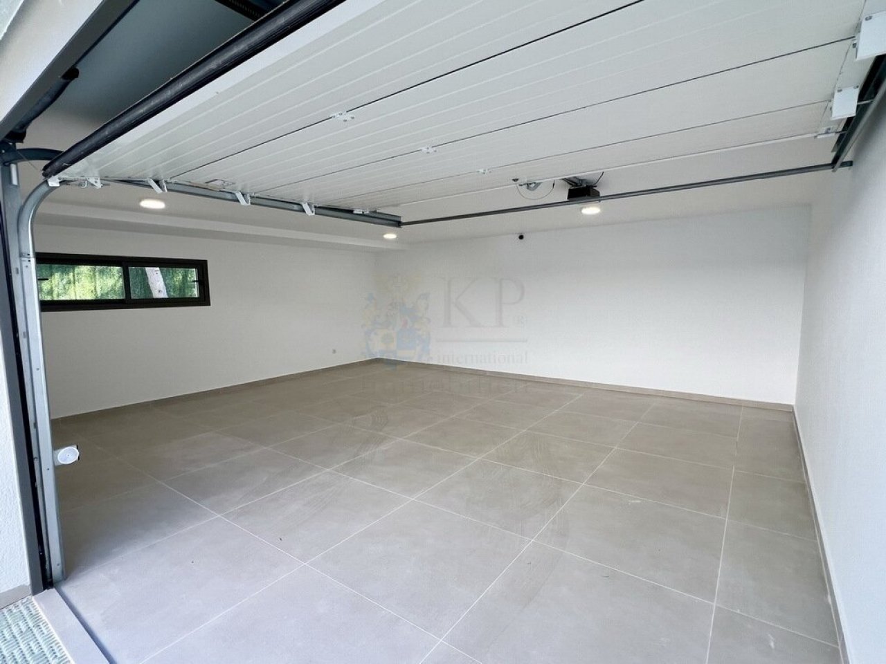 GARAGE GARAGE