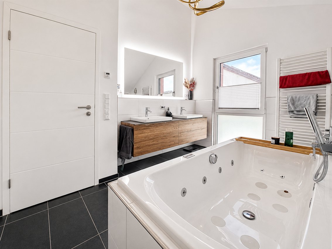 helles Badezimmer mit Whirkpoolwanne