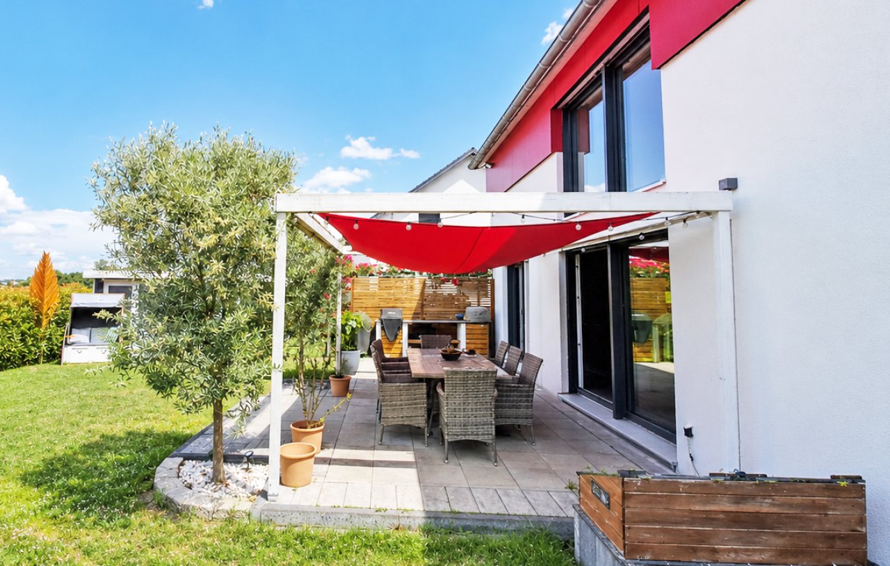 Terrasse mit Sonnensegel und Outdoorküche