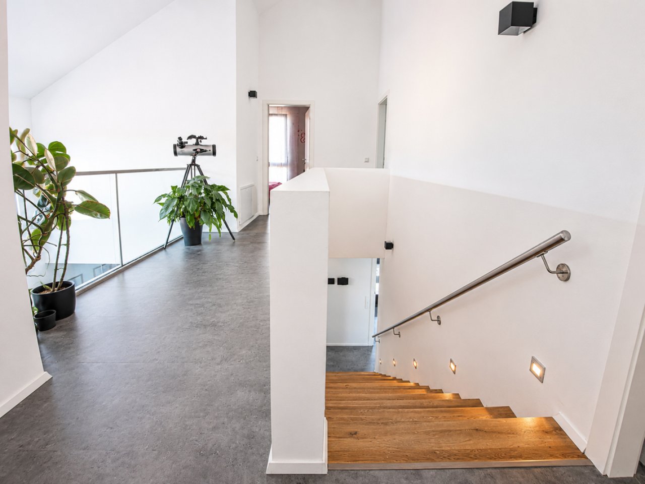 massiver Treppenaufgang und Galerie