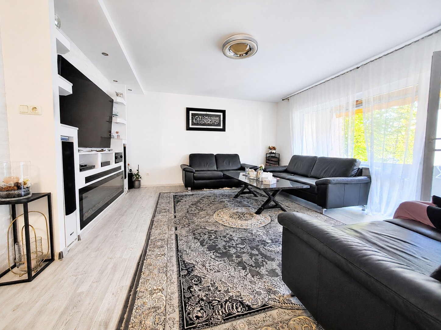 geräumiges Wohnzimmer
