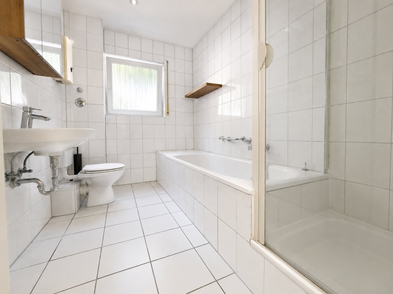 Bad mit Wanne und Dusche