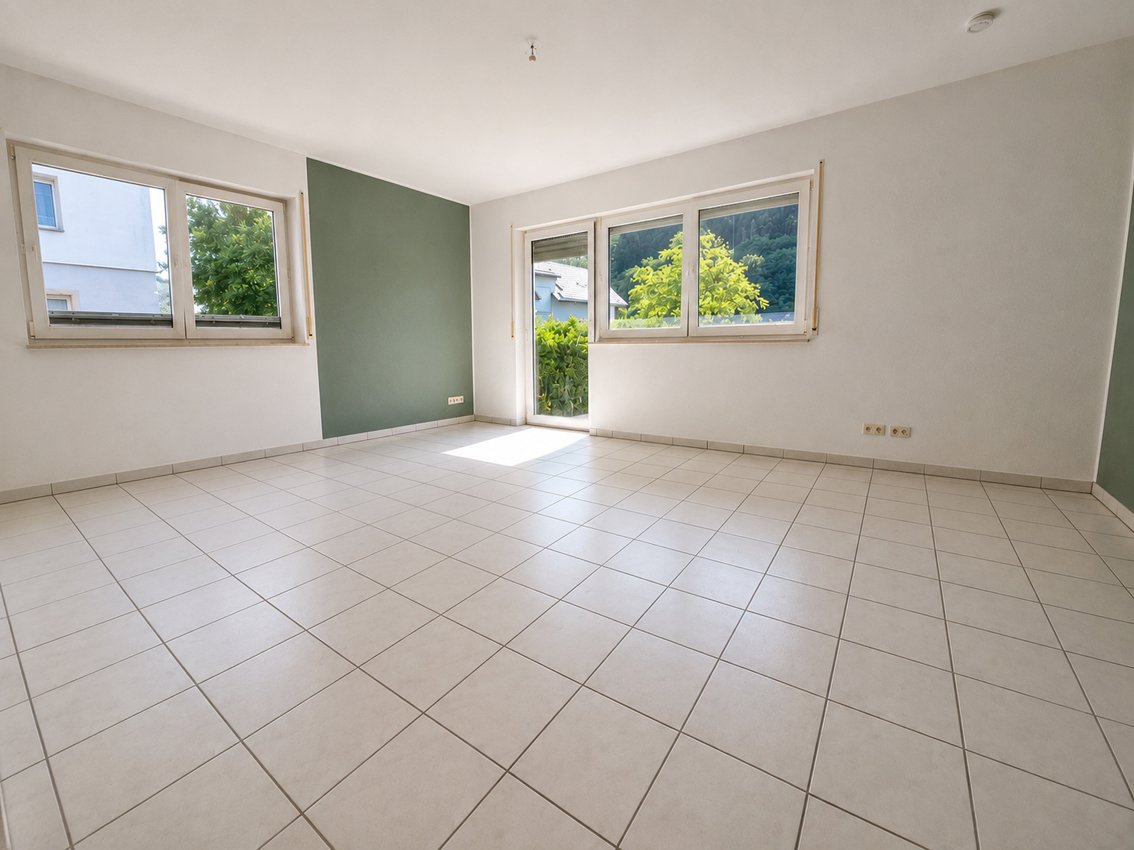 geräumiges Wohnzimmer