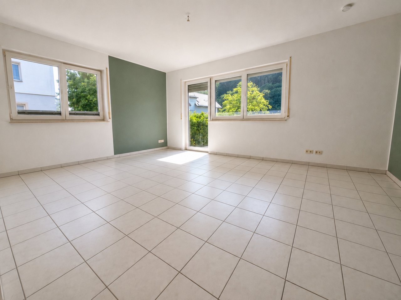 geräumiges Wohnzimmer