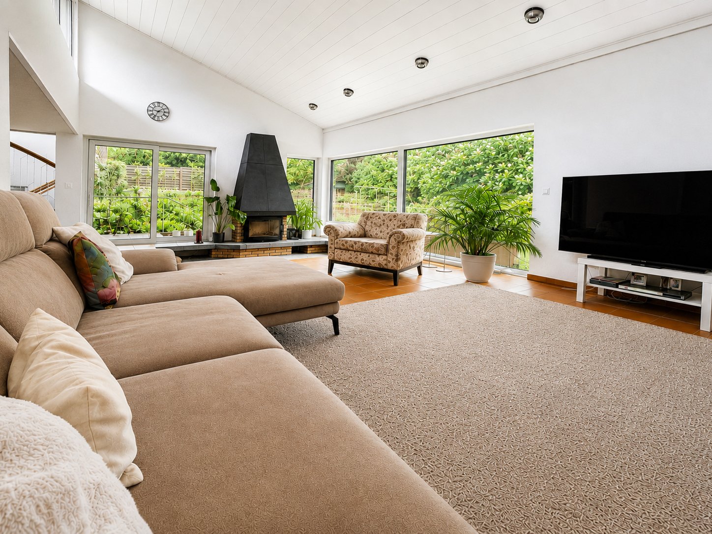 geräumiges, helles Wohnzimmer geräumiges, helles Wohnzimmer