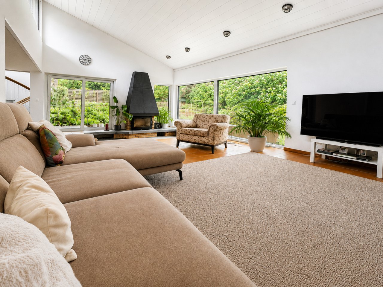 geräumiges, helles Wohnzimmer geräumiges, helles Wohnzimmer