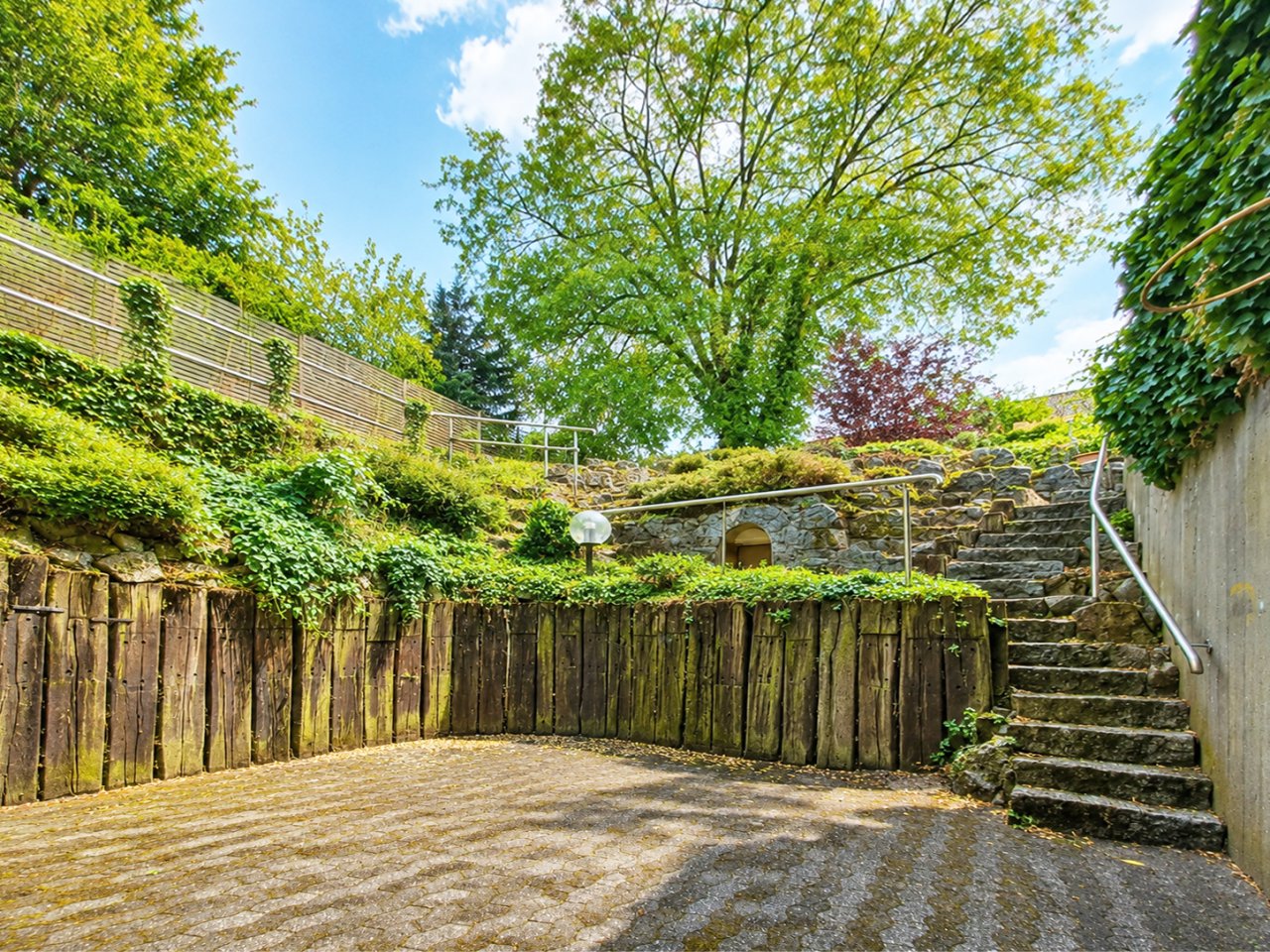 Terrasse Souterrain mit aufwendig gestaltetem Gartenbereich Terrasse Souterrain mit aufwendig gestaltetem Gartenbereich