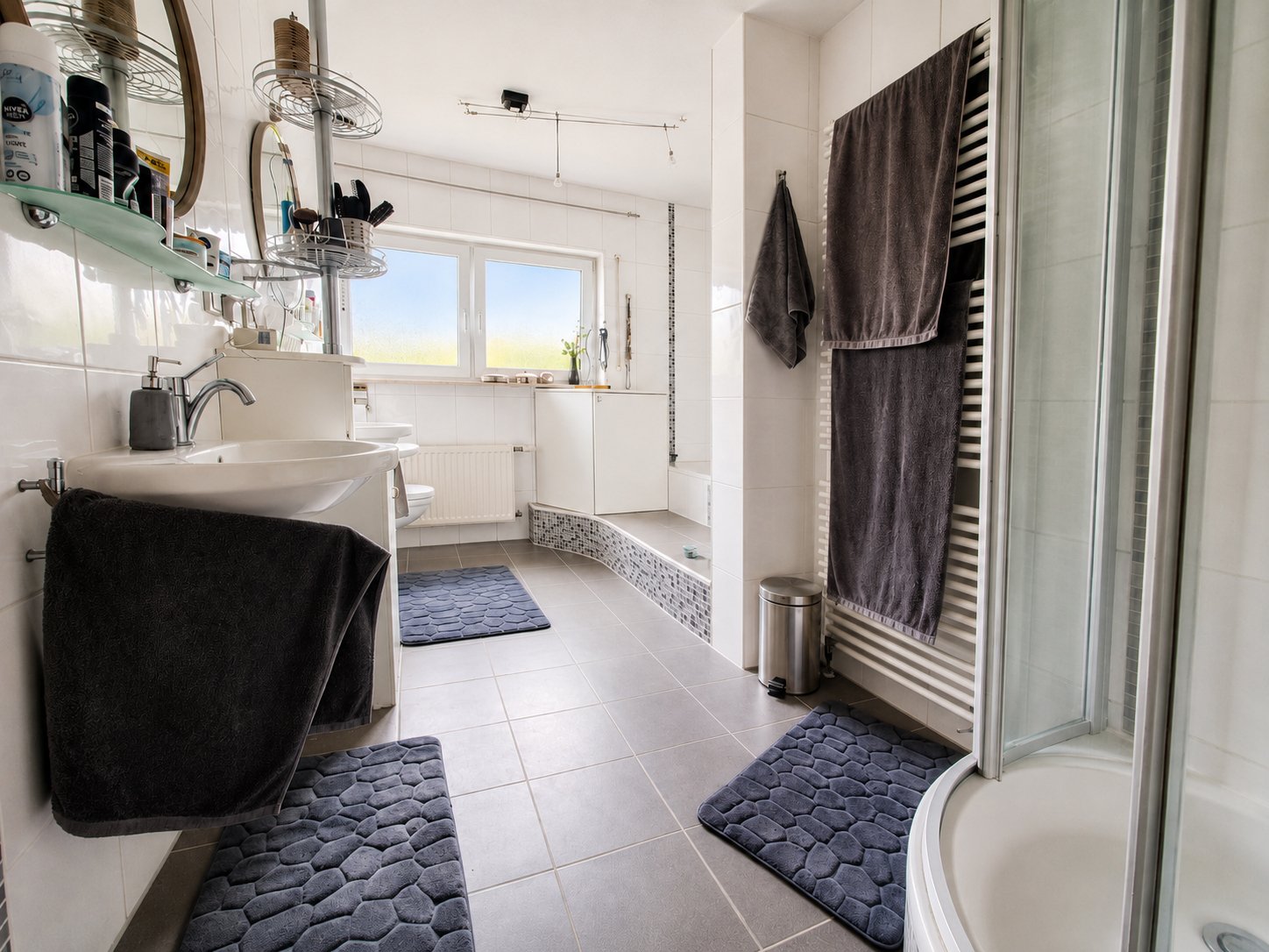 Tageslichtbad mit Dusche und Wanne Tageslichtbad mit Dusche und Wanne