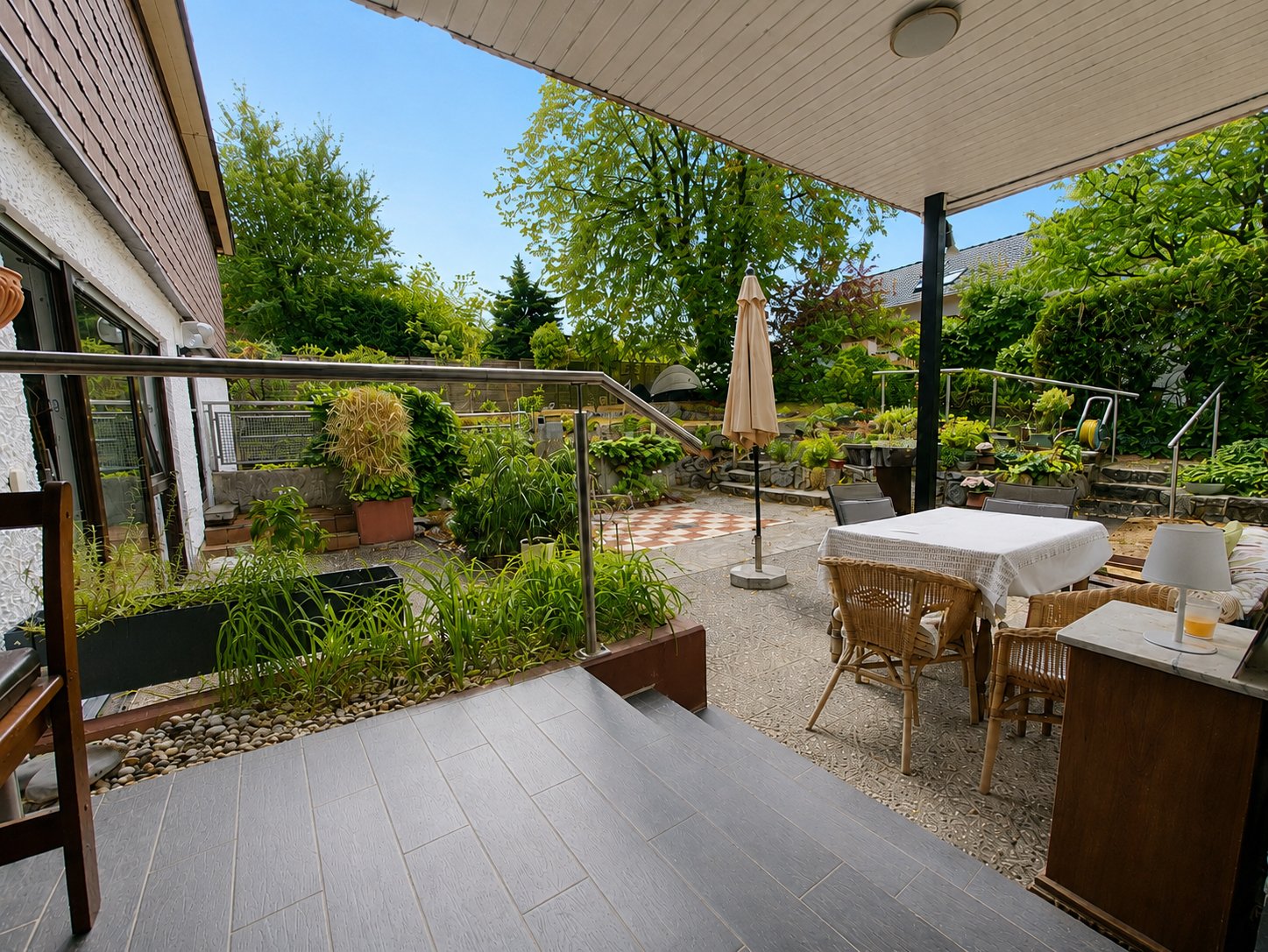 großzügige Terrasse, teils überdacht großzügige Terrasse, teils überdacht
